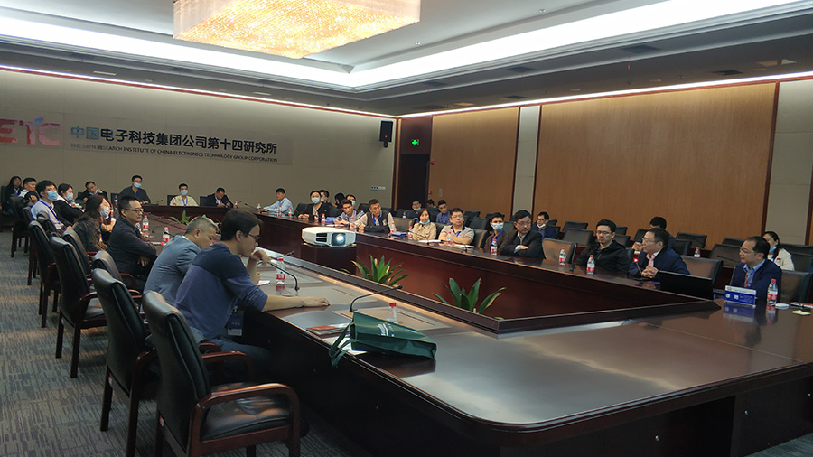 考察团成员在中电科十四所交流学习