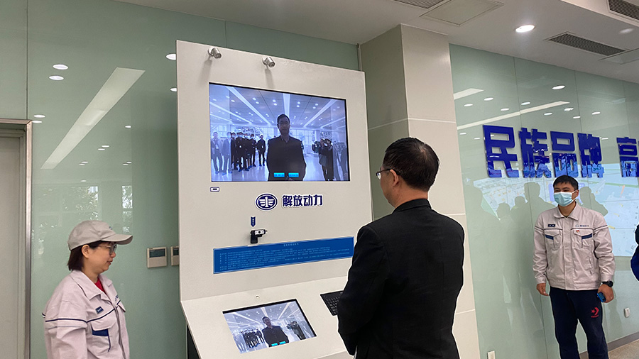 考察团在一汽锡柴参观
